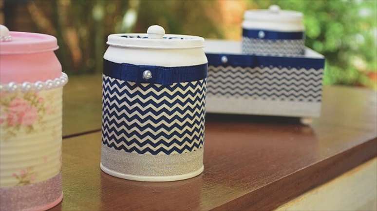 36- Latas decoradas de leite condensado com tecido.