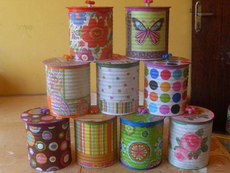 20- Latas decoradas com tinta.