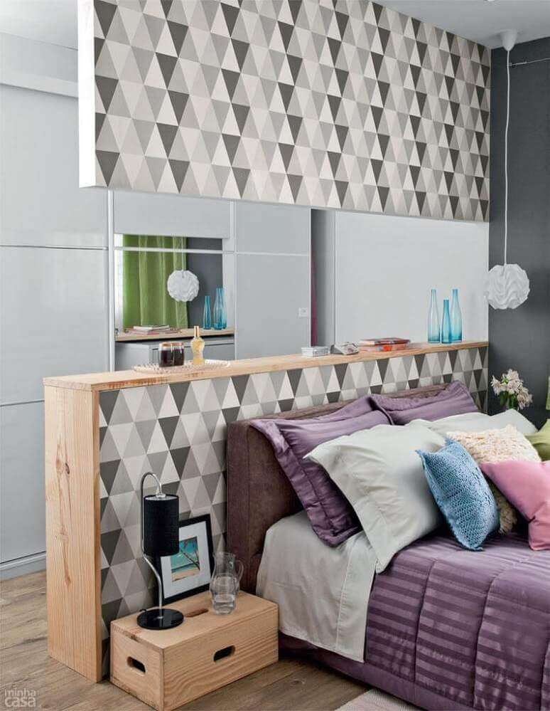 44. Modelo de papel de parede geométrico para quarto de casal com decoração moderna