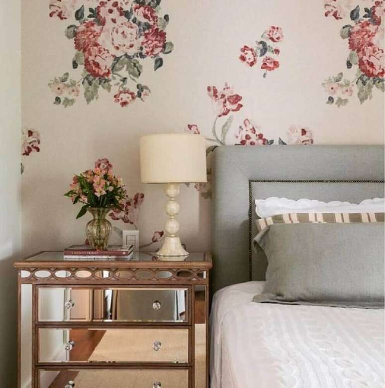 45. Quarto de casal romântico com criado-mudo espelhado rosé e papel de parede floral