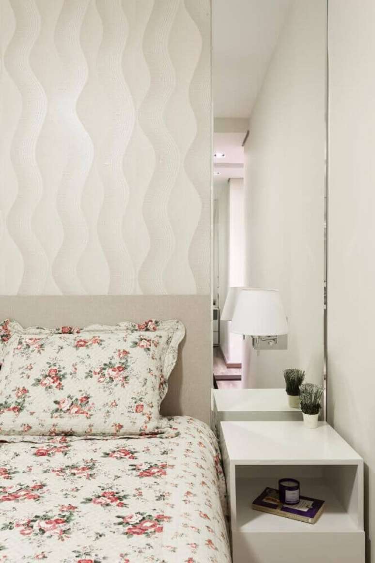 47. Modelo de papel de parede com textura para quarto de casal com decoração neutra e parede espelhada
