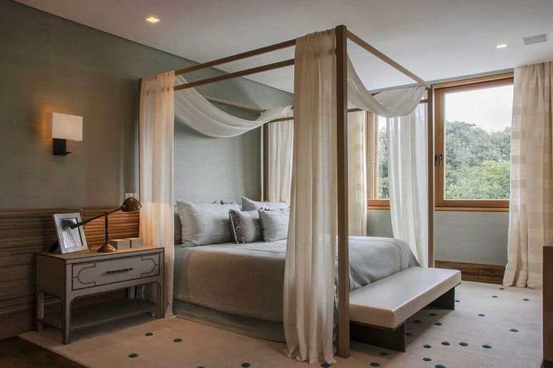 49. Modelo neutro de papel de parede para quarto de casal decorado com arandela