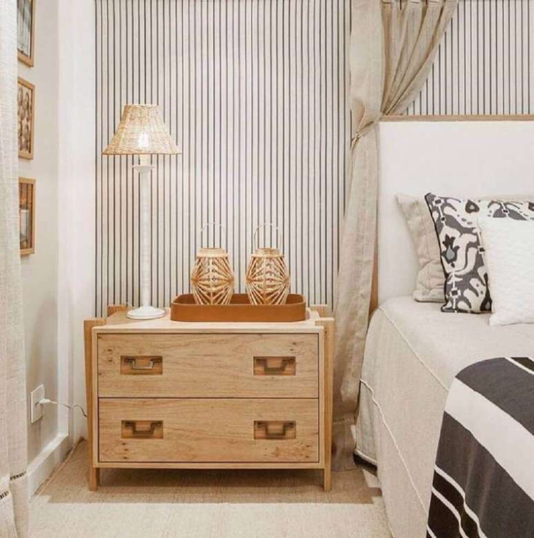 52. Decora&ccedil;&atilde;o para quarto de casal com papel de parede listrado e criado-mudo de madeira