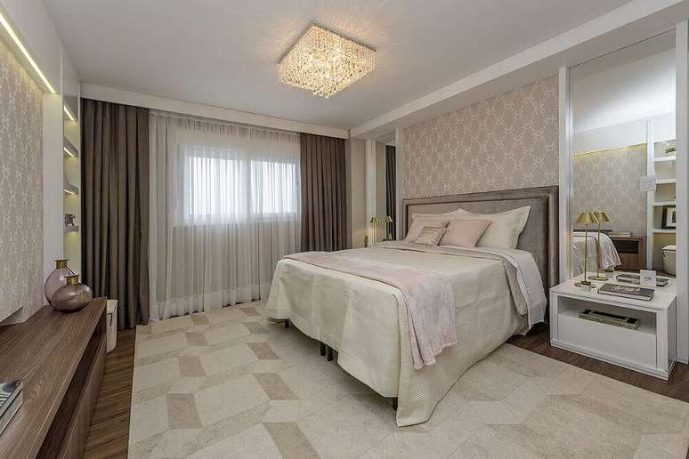 55. Papel de parede neutro para quarto de casal decorado