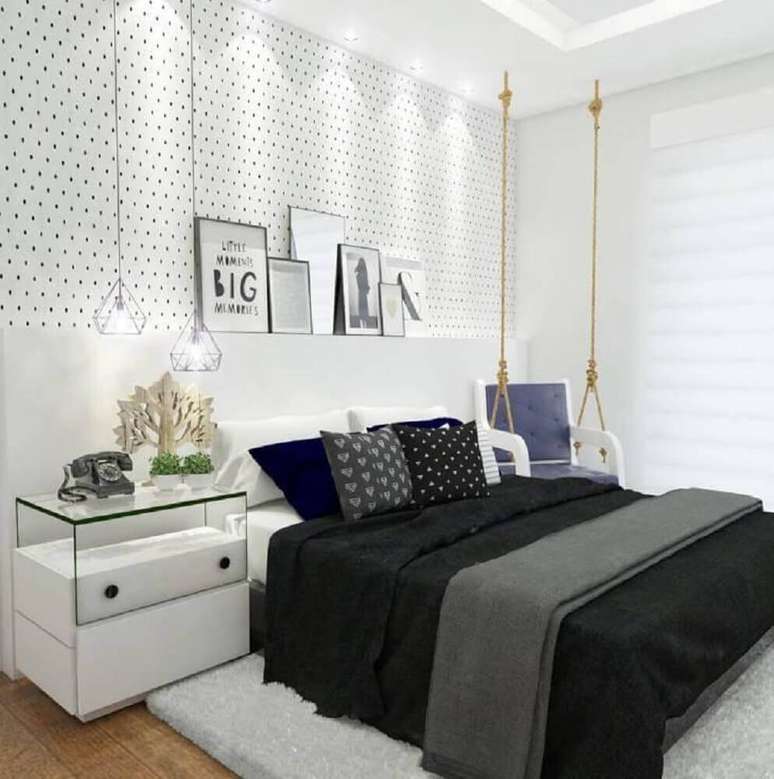 56. Papel de parede para quarto de casal com decoração moderna em perto e branco