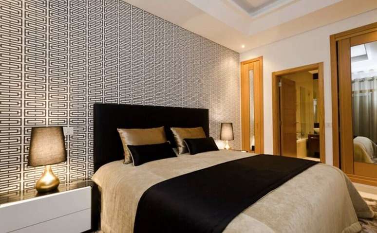 60. Papel de parede preto e branco geométrico para quarto de casal decorado com cabeceira estofada