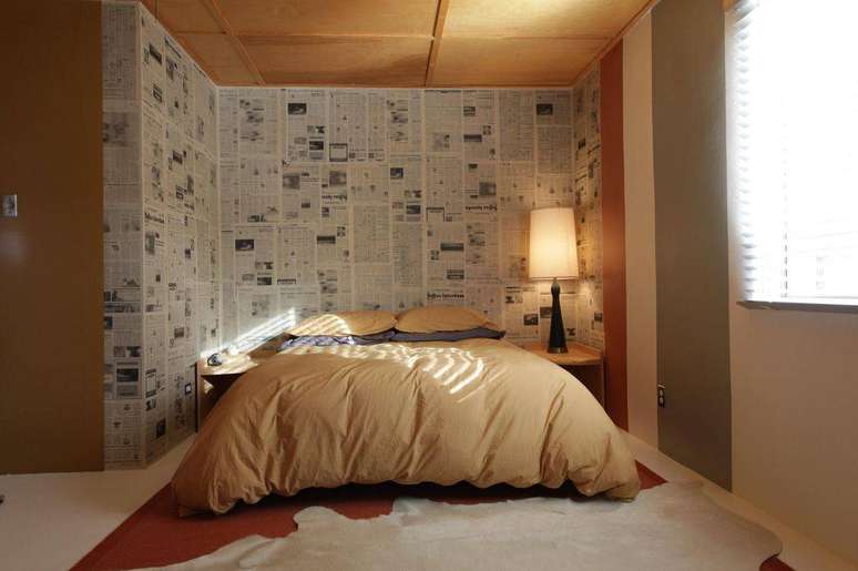 32. Uma opção mais barata é utilizar jornais como papel de parede para quarto
