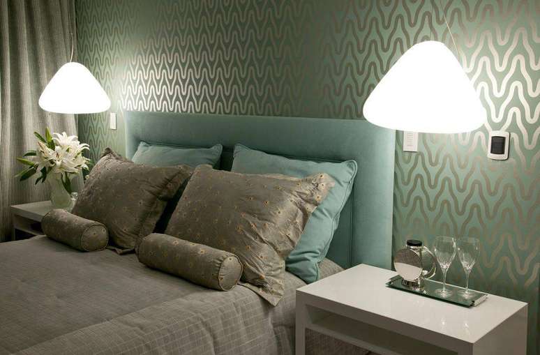31. Quarto de casal com papel de parede moderno. Projeto Brunete Fraccaroli