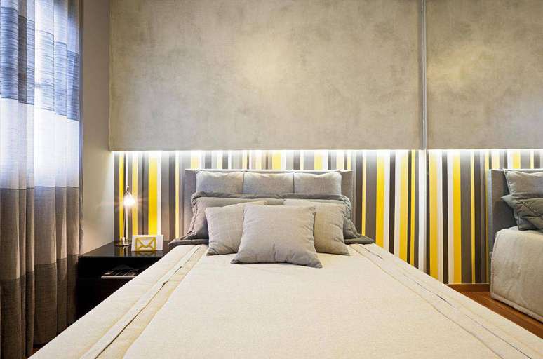 26. As cores mais vibrantes deixou o ambiente mais alegre atrav&eacute;s do papel de parede para quarto. Projeto por Eduarda Correa