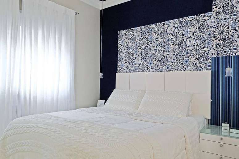 25.&nbsp;O papel de parede para quarto deixou o ambiente com mais movimento. Projeto por Elen Saravalli