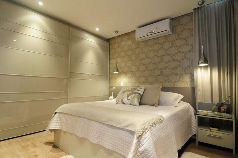 22. Papel de parede para quarto em tons de bege deixou o dormit&oacute;rio bastante elegante. Projeto por Giovanna Brigatti