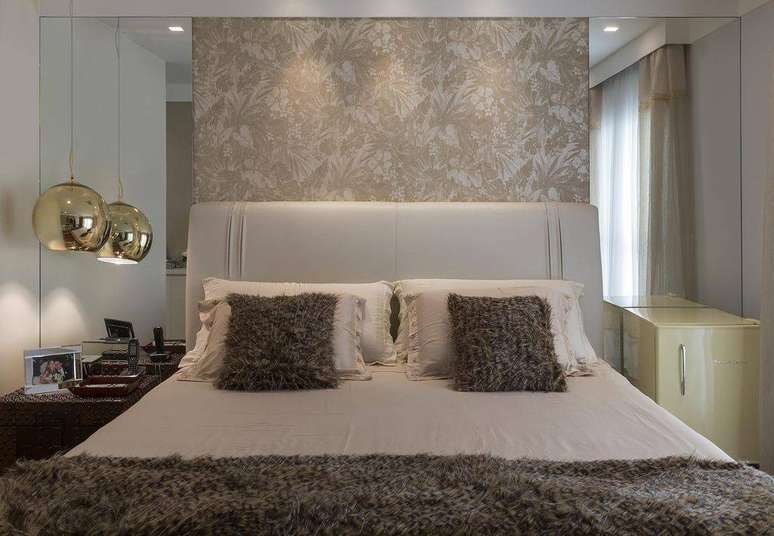 21. Papel de parede para quarto na parte da cabeceira d&aacute; todo o destaque ao ambiente. Projeto por Itten Arquitetura