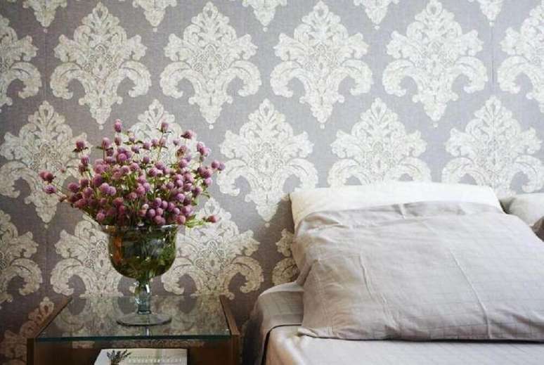 65. Modelo de papel de parede para quarto de casal com estampa vintage