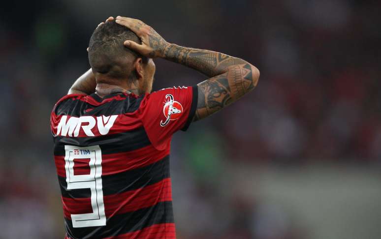 Guerrero se desespera em chance desperdiçada na partida contra o São Paulo