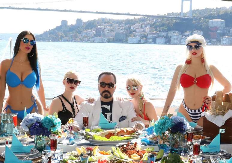 Adnan Oktar é uma controversa figura pública na Turquia, onde é conhecido por ser um televangelista, um pregador na TV