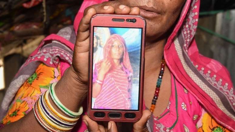 Shantadevi Nath, que aparece na tela do celular, foi morta por uma multidão por causa de rumores de que pretendia sequestrar crianças