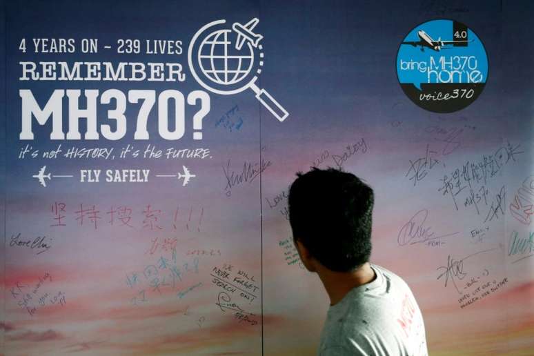 Homem olha para mural com mensagens alusivo ao voo MH370, da Malaysian Airlines, em Kuala Lumpur
03/03/2018 REUTERS/Lai Seng Sin 