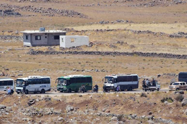 Ônibus no lado sírio da fronteira Israel-Síria, vistos das Colinas de Golã, em Israle 20/7/2018 REUTERS/Gil Eliyahu  