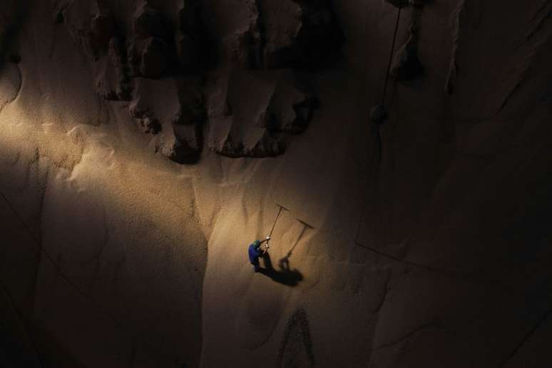 Homem trabalha em pilha de soja armazenada em Sorriso, Mato Grosso, Brasil
27/09/2012
REUTERS/Nacho Doce