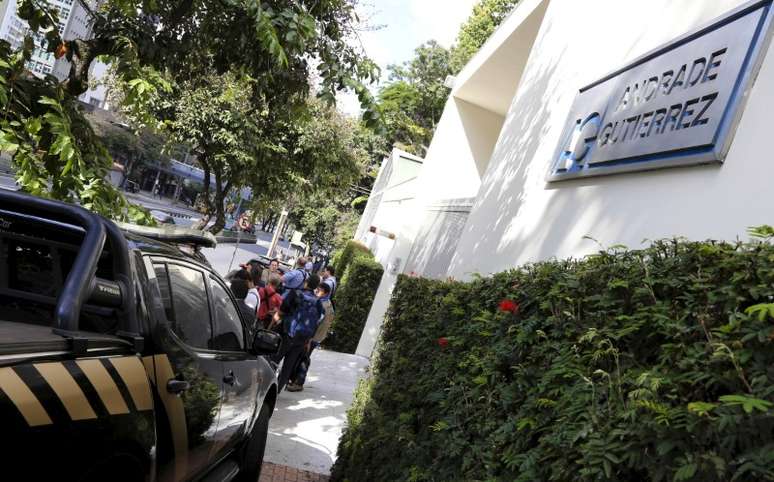 Carro da polícia federalna sede da empreitera Andrade Gutierrez em Belo Horizonte, Minas Gerais
19/06/2015
REUTERS/Washington Alves 