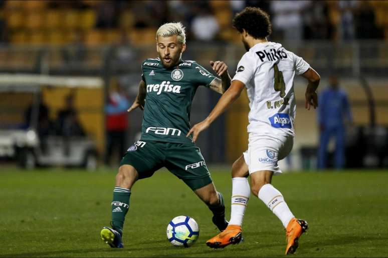 Victor Ferraz deu caneta em Lucas Lima e Santos TV provocou rival (Foto: Marco Galvão/Fotoarena/Lancepress!)