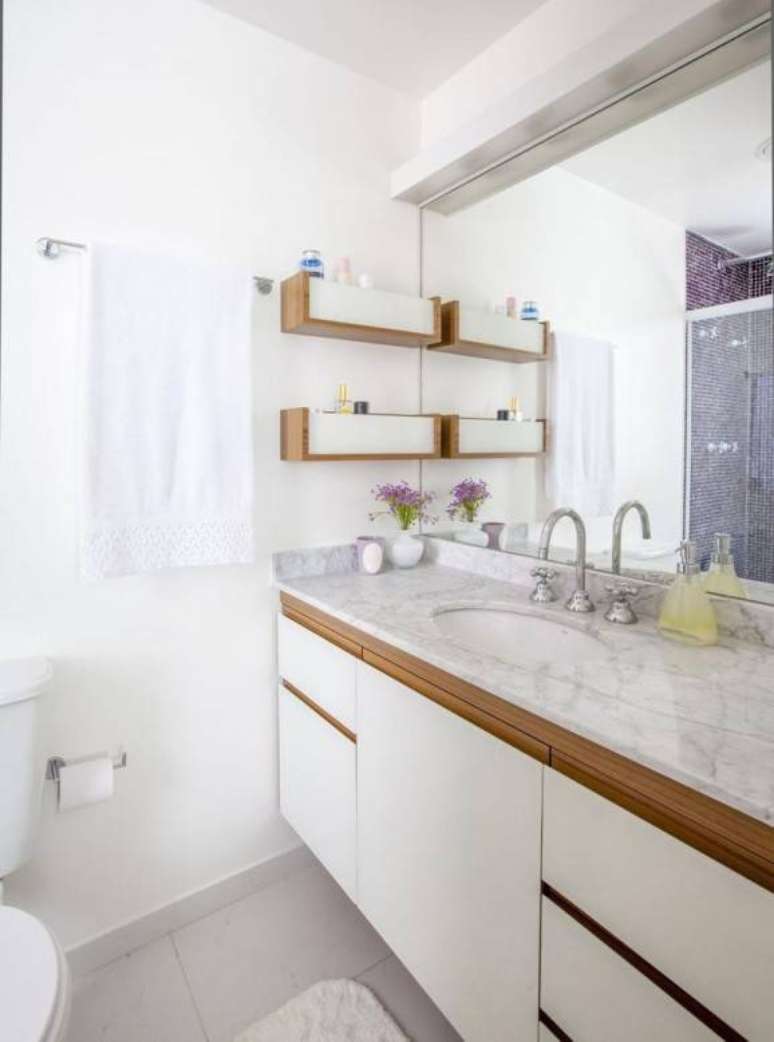 4. Pisos para banheiro em cores claras são perfeitos para ampliar o ambiente