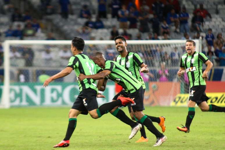 Christian comemora o gol do América-MG sobre o Cruzeiro