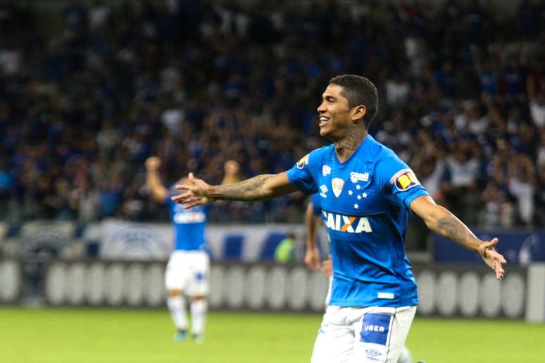 Raniel comemora o gol do Cruzeiro