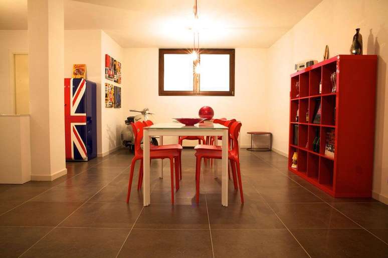 13. O projeto de Gabriele Barotto coloca um móvel colorido e espaçoso na sala de jantar.
