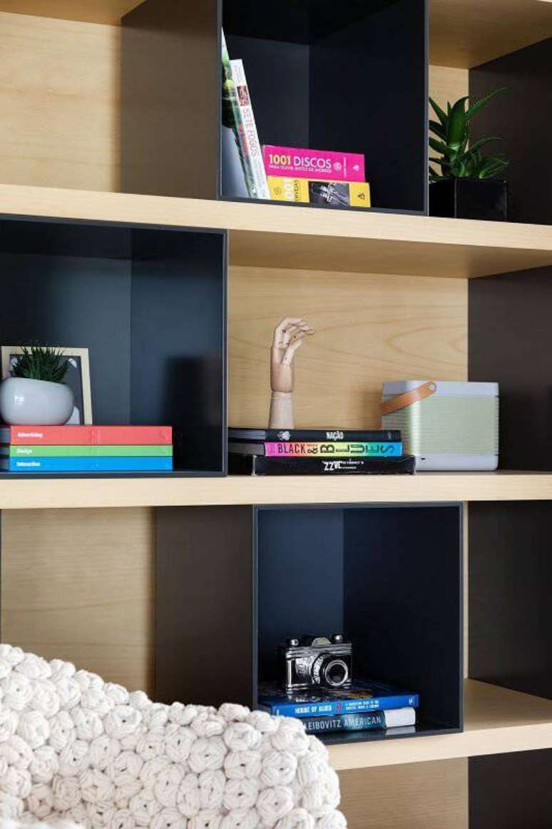 15. Livros e objetos decorativos deixam a organiza&ccedil;&atilde;o da estante para sala mais informal e bonita. Projeto por Consuelo Jorge.
