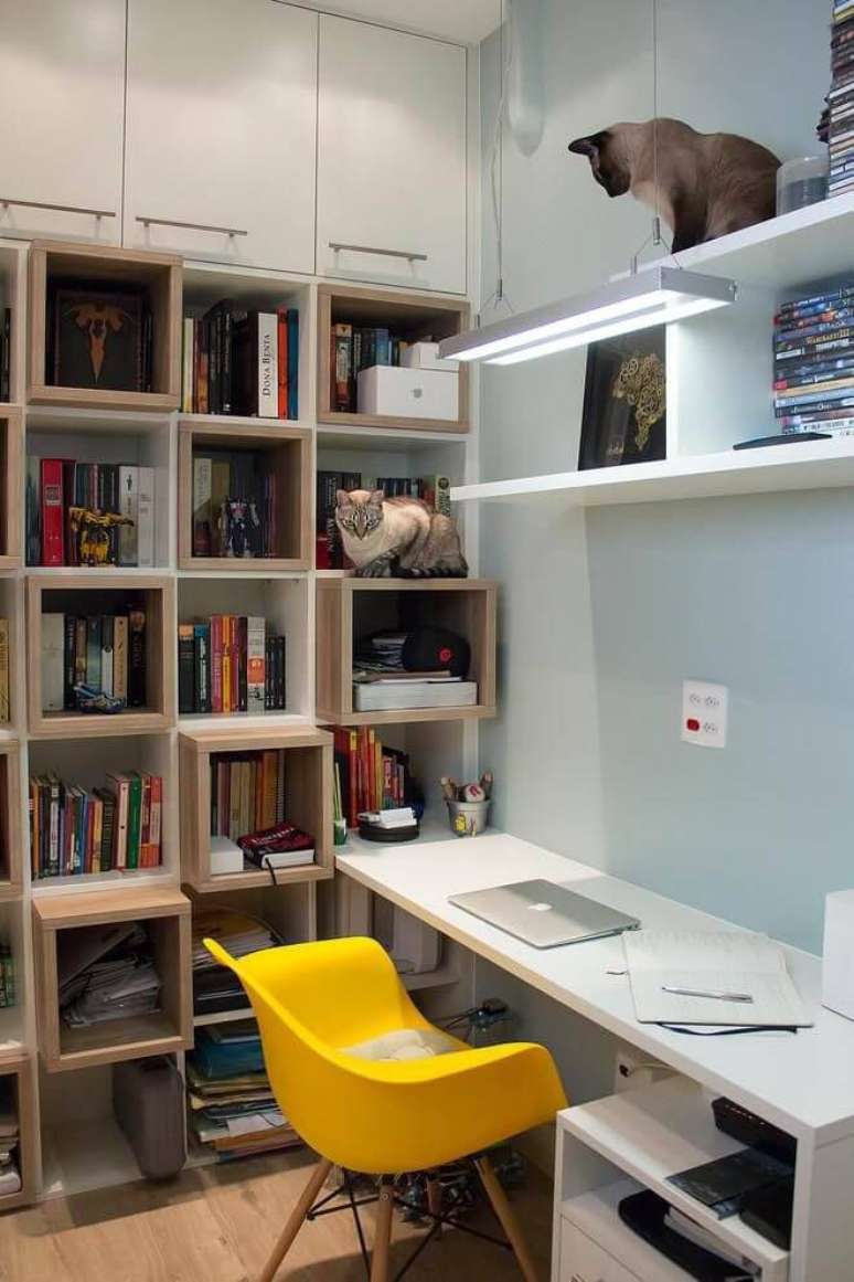 16. Com nichos integrados em tom castanho, o projeto de Ana Lucia Adriano destaca a estante home office.