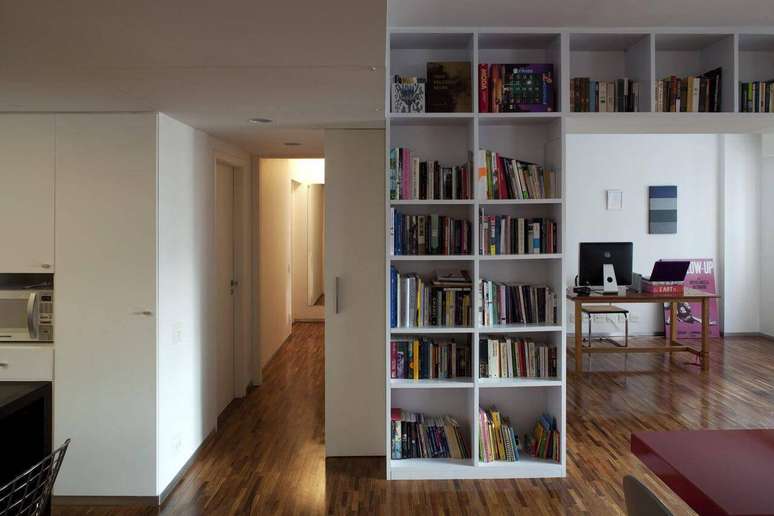 17. Pascali Semerdjian re&uacute;ne m&oacute;vel e nichos contornando o portal entre ambientes, otimizando o espa&ccedil;o.