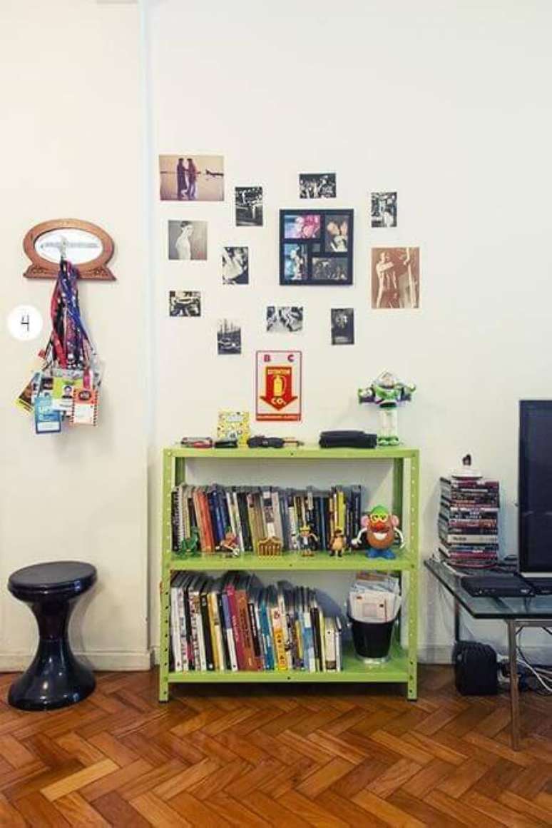 22. A Casa Aberta traz uma ideia de estante colorida e divertida para a sala de estar de apartamento moderno.