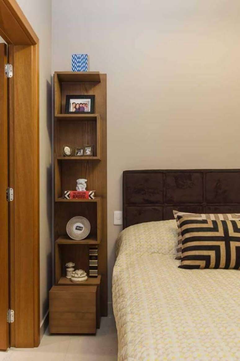 33. Mais fina, a estante decorativa complementa a lateral da cama do quarto de solteiro. Projeto por Vinicius de Mello.
