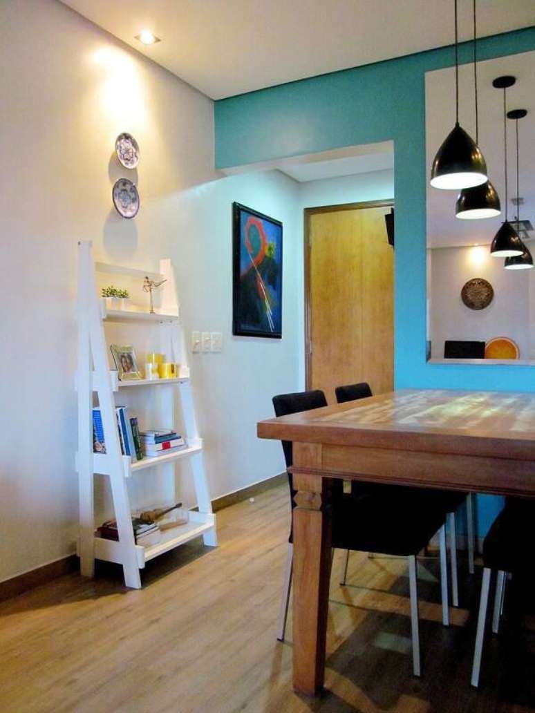 35. Estante decorativa na sala de jantar traz velas arom&aacute;ticas e alguns elementos interessantes. Projeto por Ionara Oliveira.