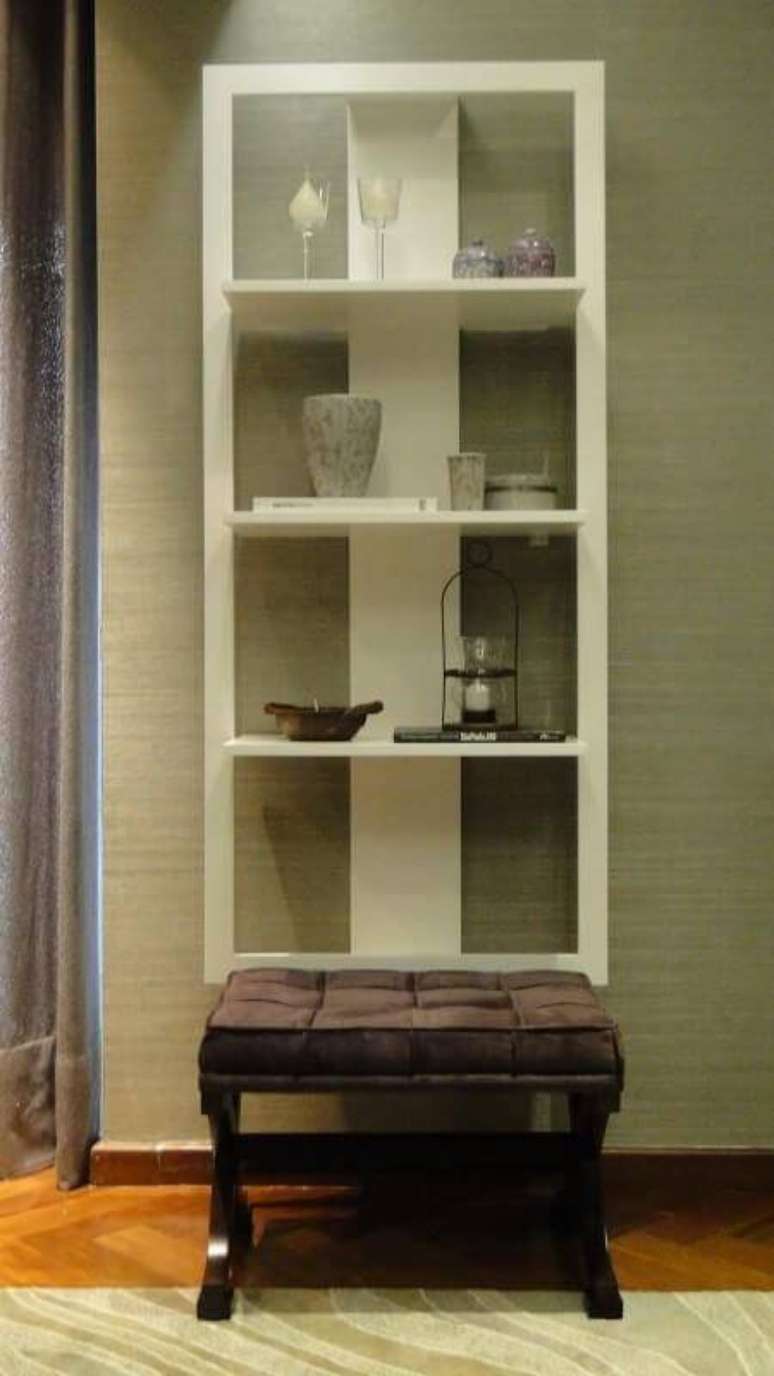 36. O m&oacute;vel suspenso fica bem com o banco largo no corredor. Projeto por Meyer Cortez.