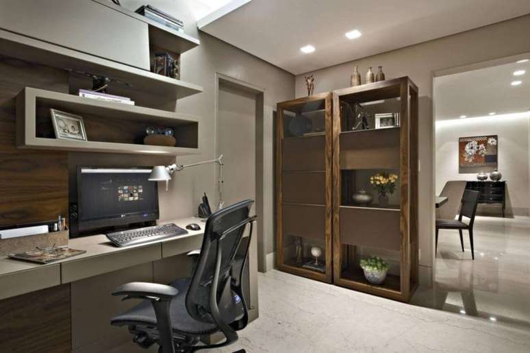 39. E estante dupla preenche a parede e d&aacute; personalidade ao ambiente. Projeto de Gislene Lopes.