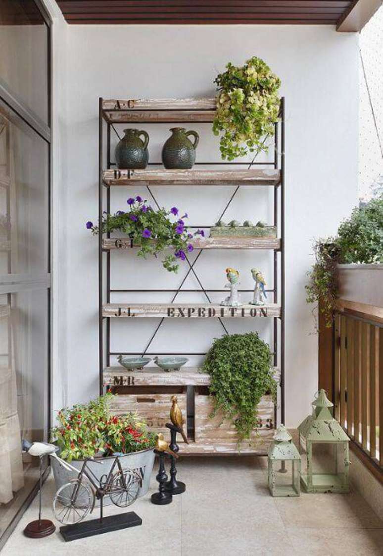 44. A RBP Arquitetura projetou um móvel para a varanda gourmet, que abriga as plantas em um jardim vertical.