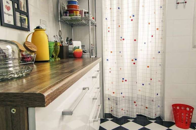 46. Na cozinha, o m&oacute;vel de metal combina com os puxadores e organiza os utens&iacute;lios. Projeto por Casa Aberta.