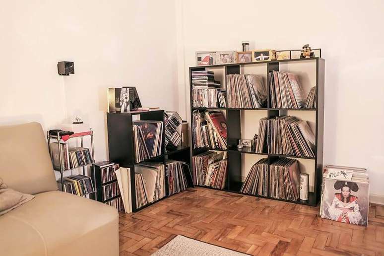 52. As estantes podem organizar discos de vinil, como nesse projeto da Casa Aberta.
