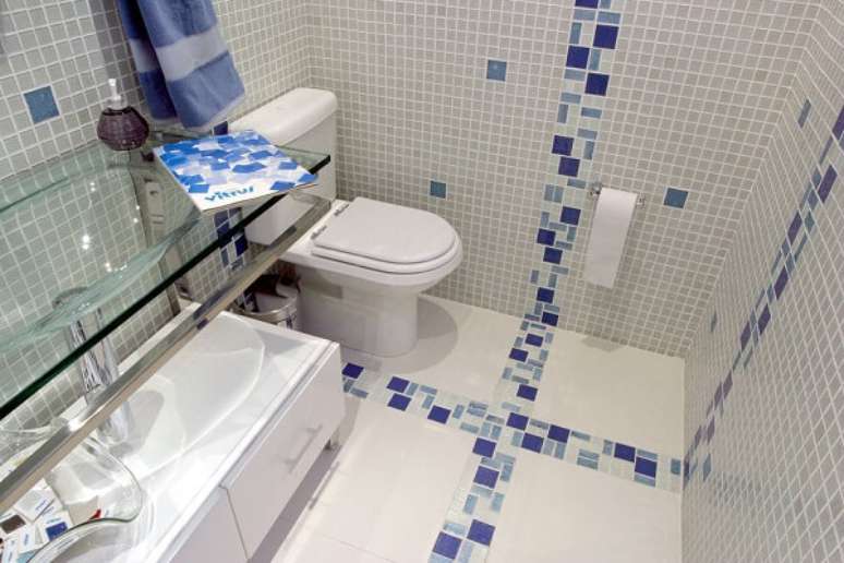 8.Piso para banheiro cerâmico com detalhes em pastilha azul