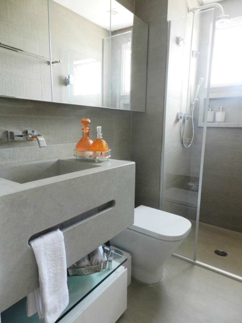 16.Banheiro pequeno decorado com piso cimento queimado