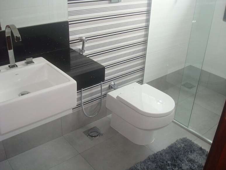 12- Piso para banheiro de porcelanato na cor cinza.