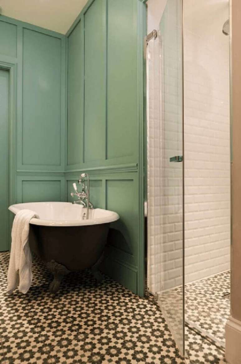 21. Alguns pisos para banheiro deixa o ambiente com um visual retrô