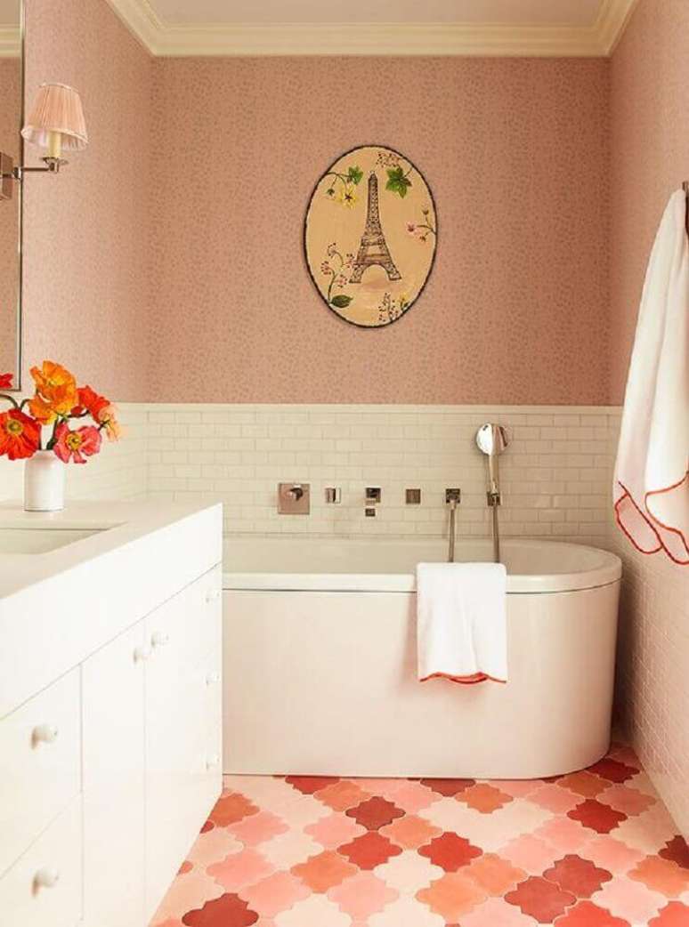 43. Piso para banheiro com cores delicadas trazem mais feminilidade