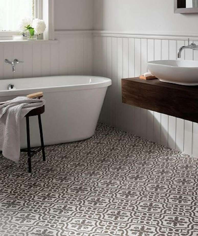 22. O banheiro ficou bem charmoso com esses pisos para banheiro retr&ocirc;