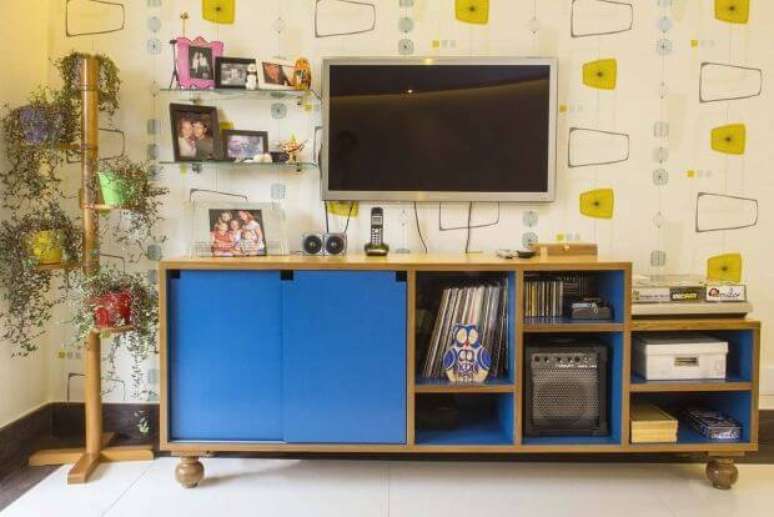 18. Rack com p&eacute;s arredondados. Projeto de Move M&oacute;vel