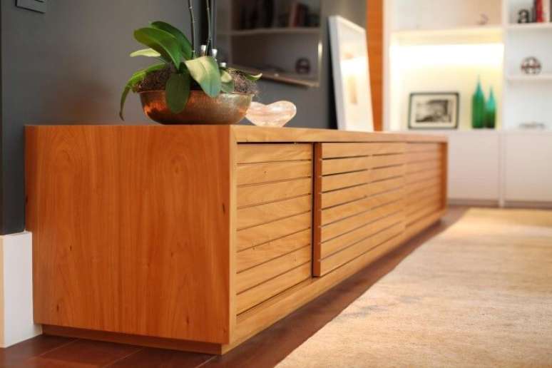 8. Rack retr&ocirc; com painel preto para TV. Projeto de AF Equipe