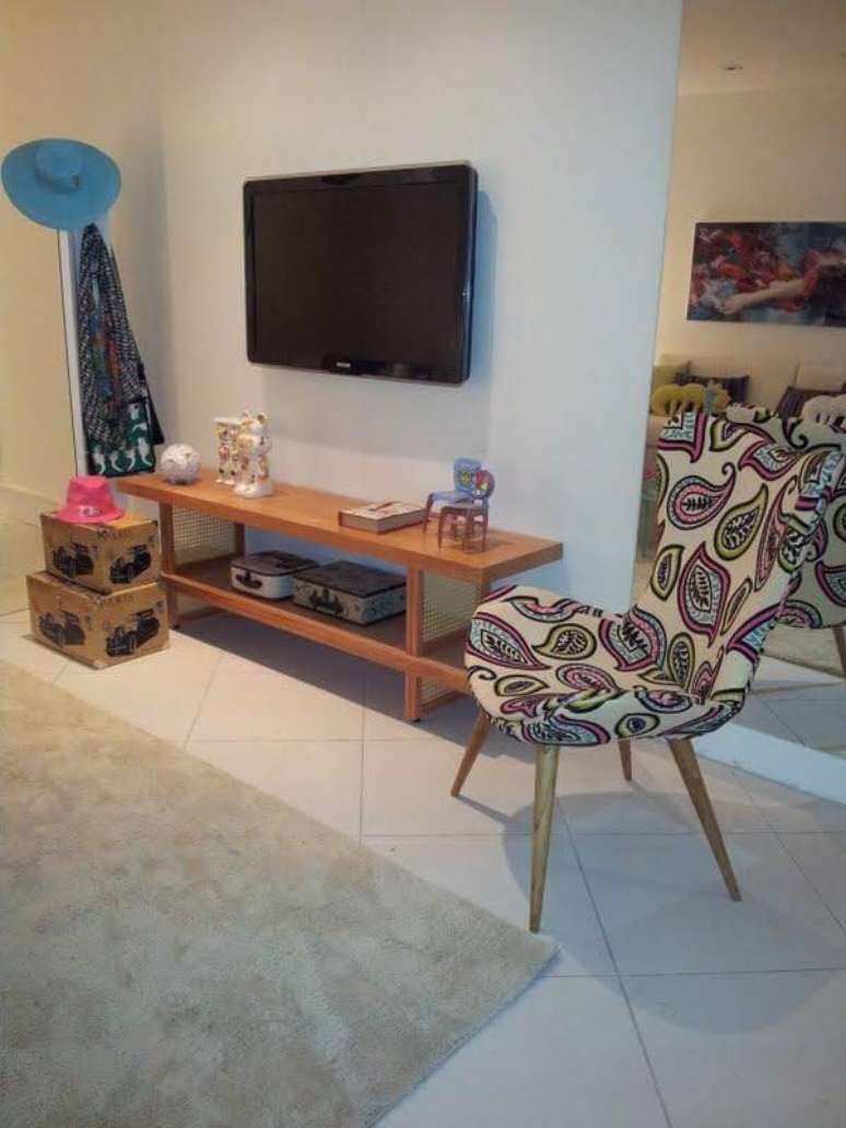 16. Rack de madeira com lateral telada. Projeto de Sabrina Balbi