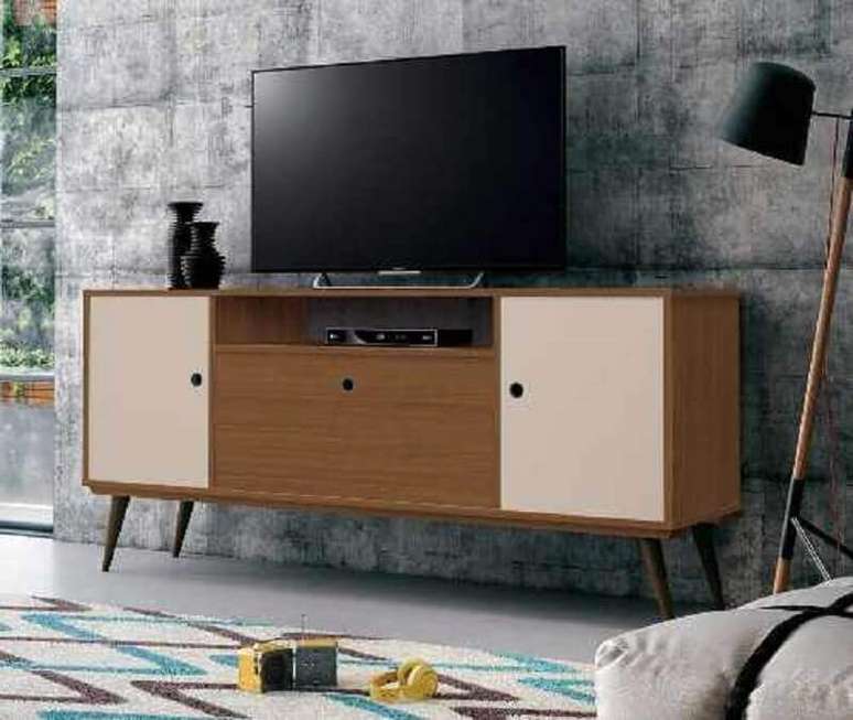 45. A rack retr&ocirc; deu um ar confort&aacute;vel para a sala com decora&ccedil;&atilde;o contempor&acirc;nea